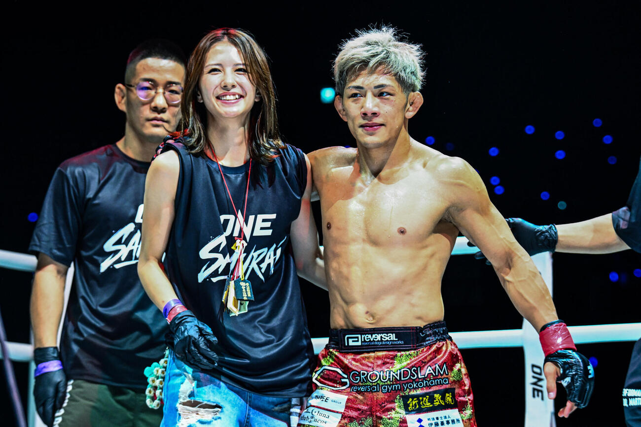 夫人の菅原美優さんと喜ぶ伊藤盛一郎（C）ONE Championship