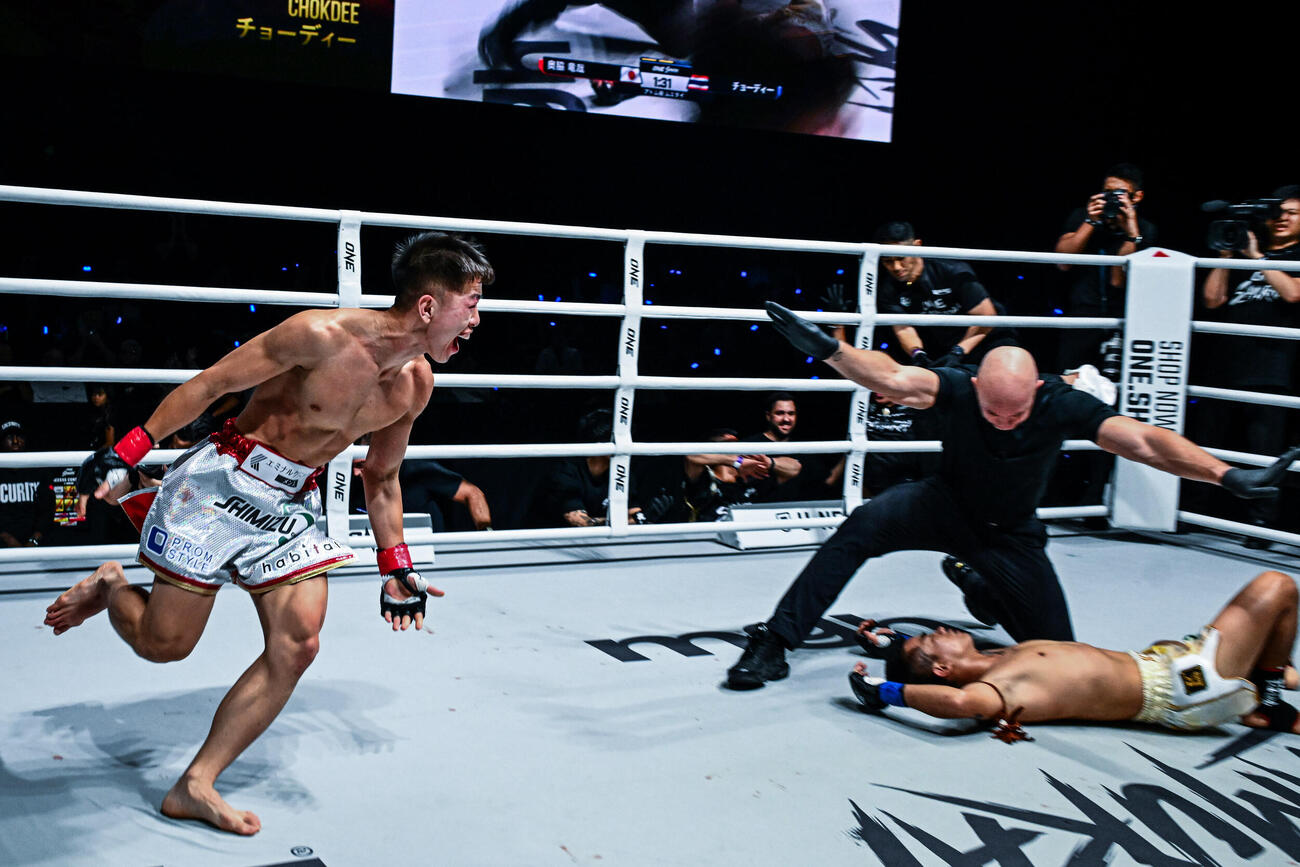 KO勝ちした奥脇竜哉（左）（C）ONE Championship