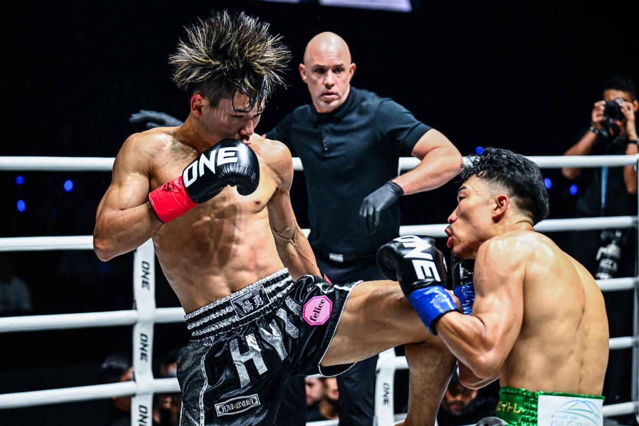 常陸飛雄馬にひざをたたき込む陽勇（左）（C）ONE Championship