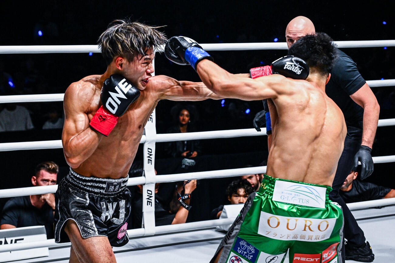 常陸飛雄馬にパンチを放つ陽勇（左）（C）ONE Championship