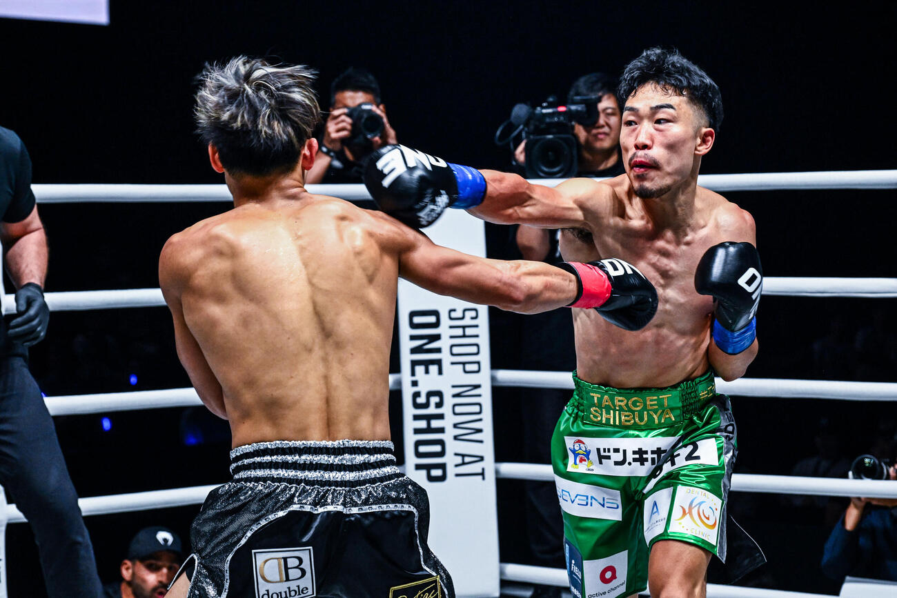 陽勇にパンチを放つ常陸飛雄馬（右）（C）ONE Championship
