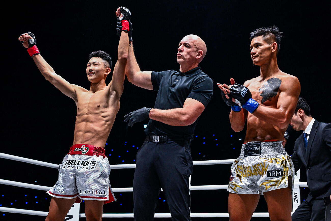 スーブラック（右）に圧勝した吉成士門（C）ONE Championship
