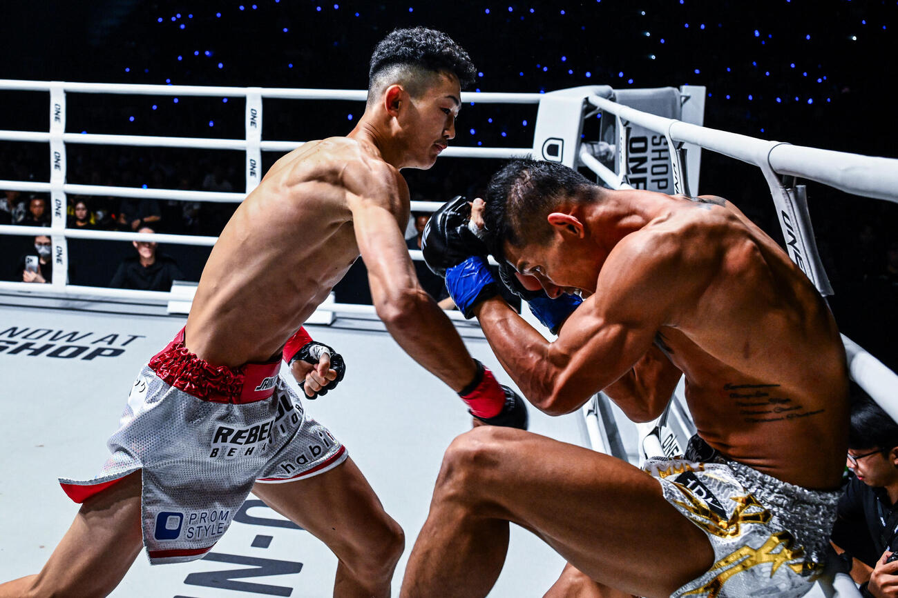 左ボディーブローをたたき込む吉成士門（左）（C）ONE Championship