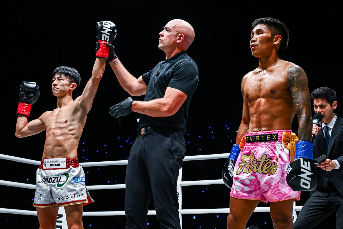 勝利した吉成名高（左）（C）ONE Championship