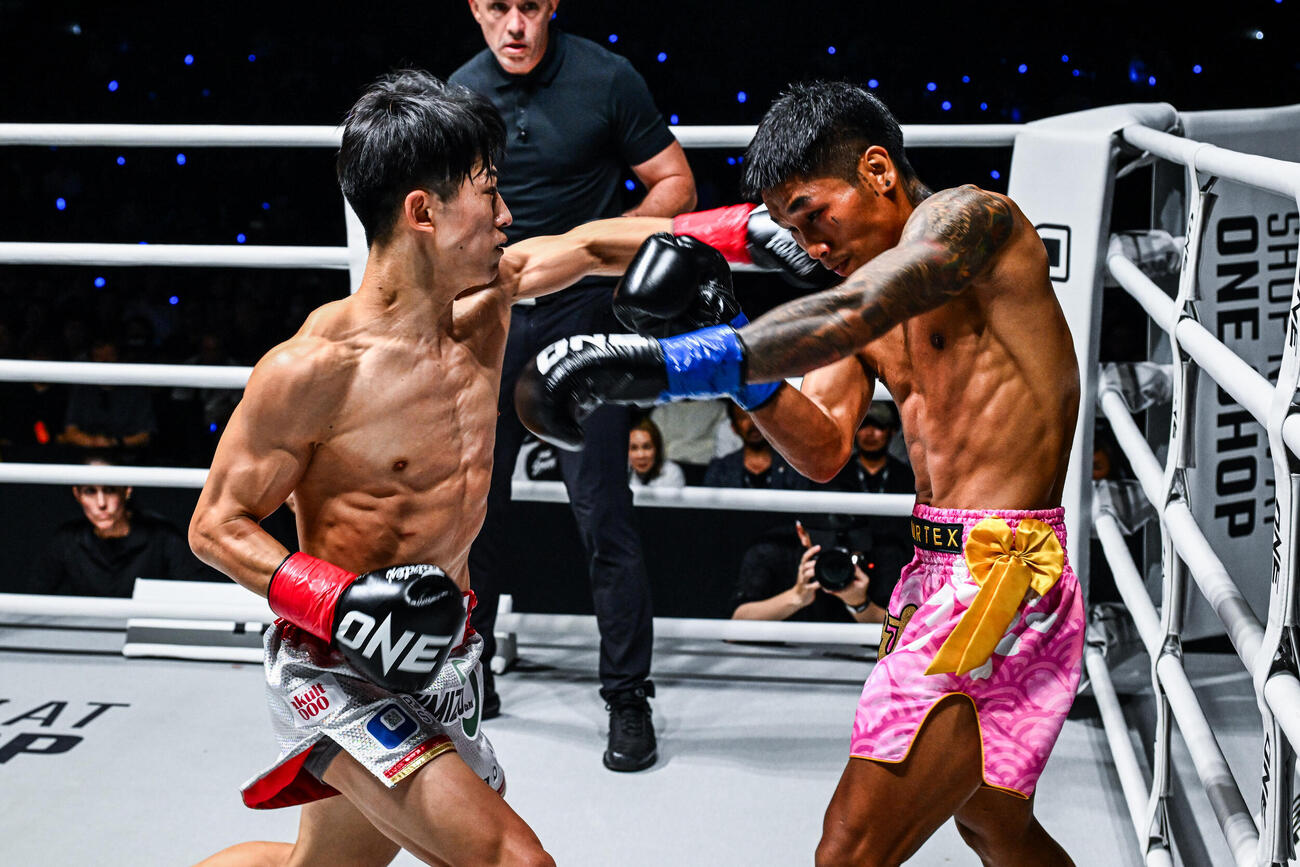 パンチを打ち込む吉成名高（左）（C）ONE Championship