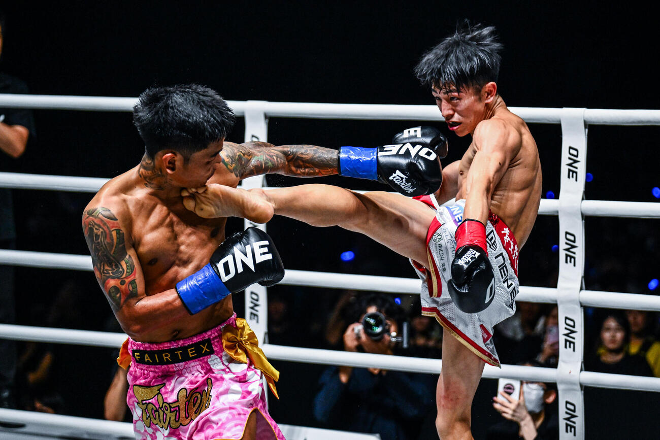 ハー・リン・オムにキックをヒットさせる吉成名高（右）（C）ONE Championship