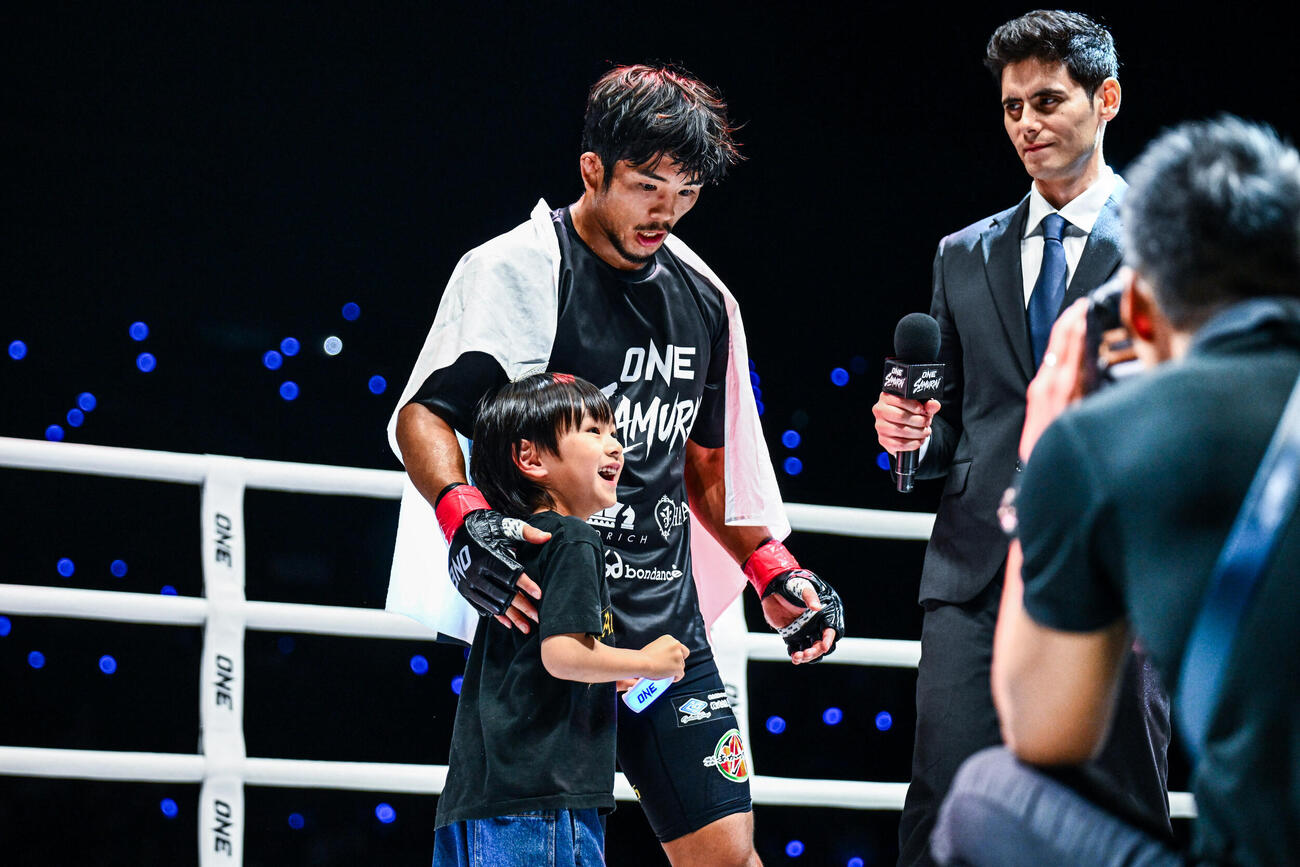 子供とともにインタビューを受ける若松佑弥（C）ONE Championship