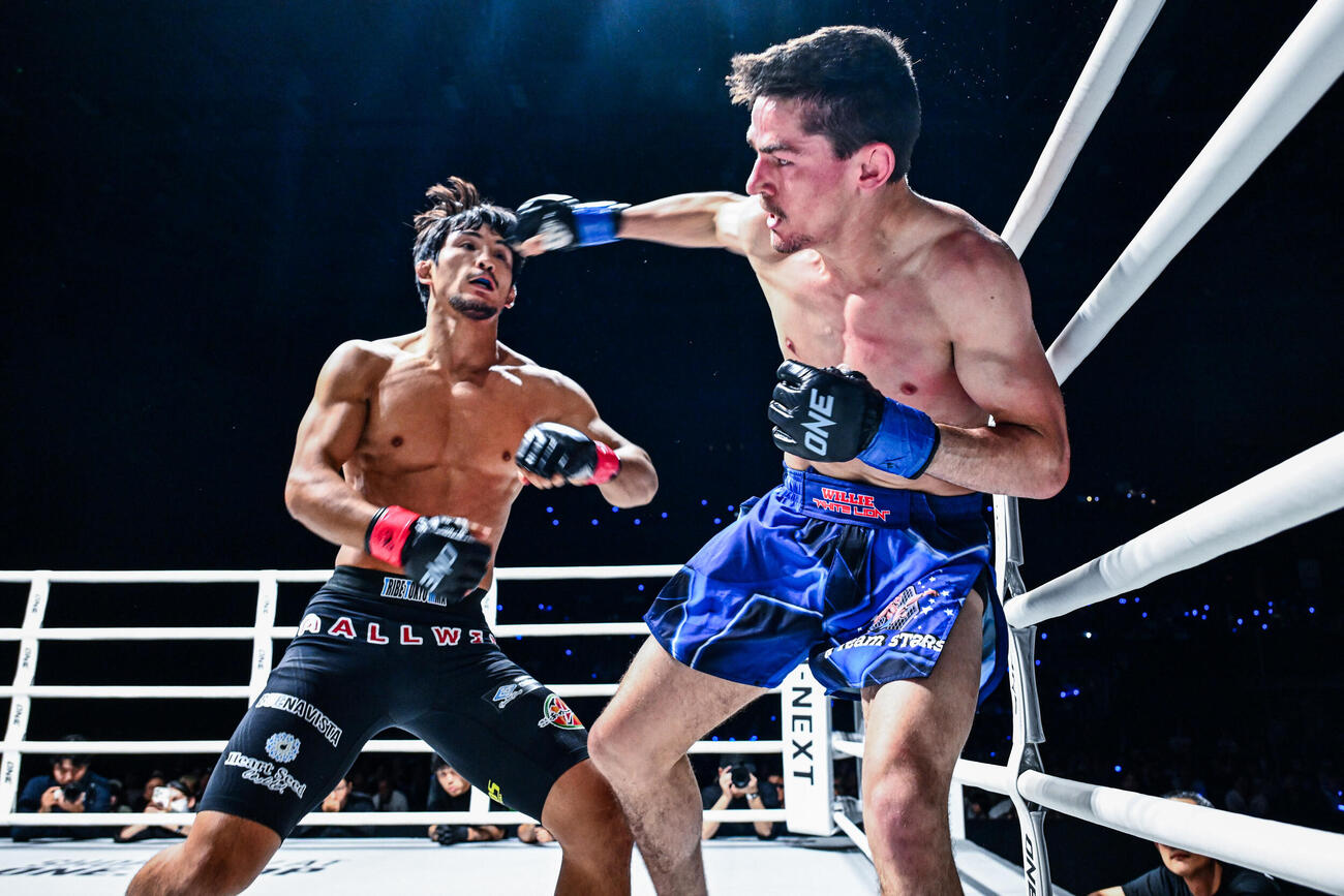 強烈なパンチをたたき込んだ若松佑弥（C）ONE Championship