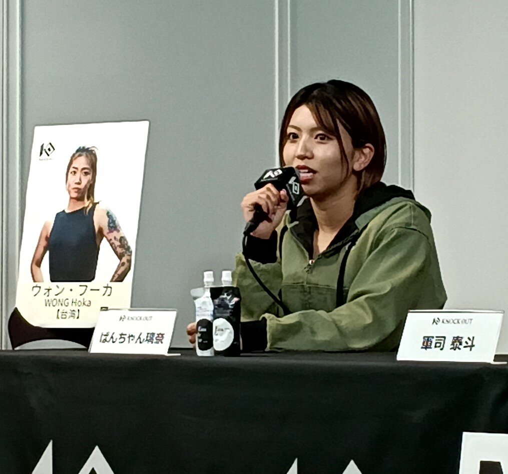 記者の質問に答えるぱんちゃん璃奈