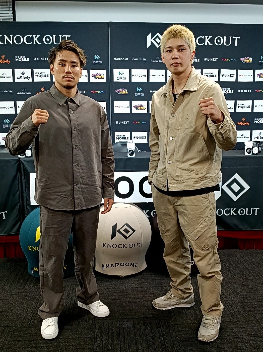 対戦する軍司泰斗（左）と新田宗一朗