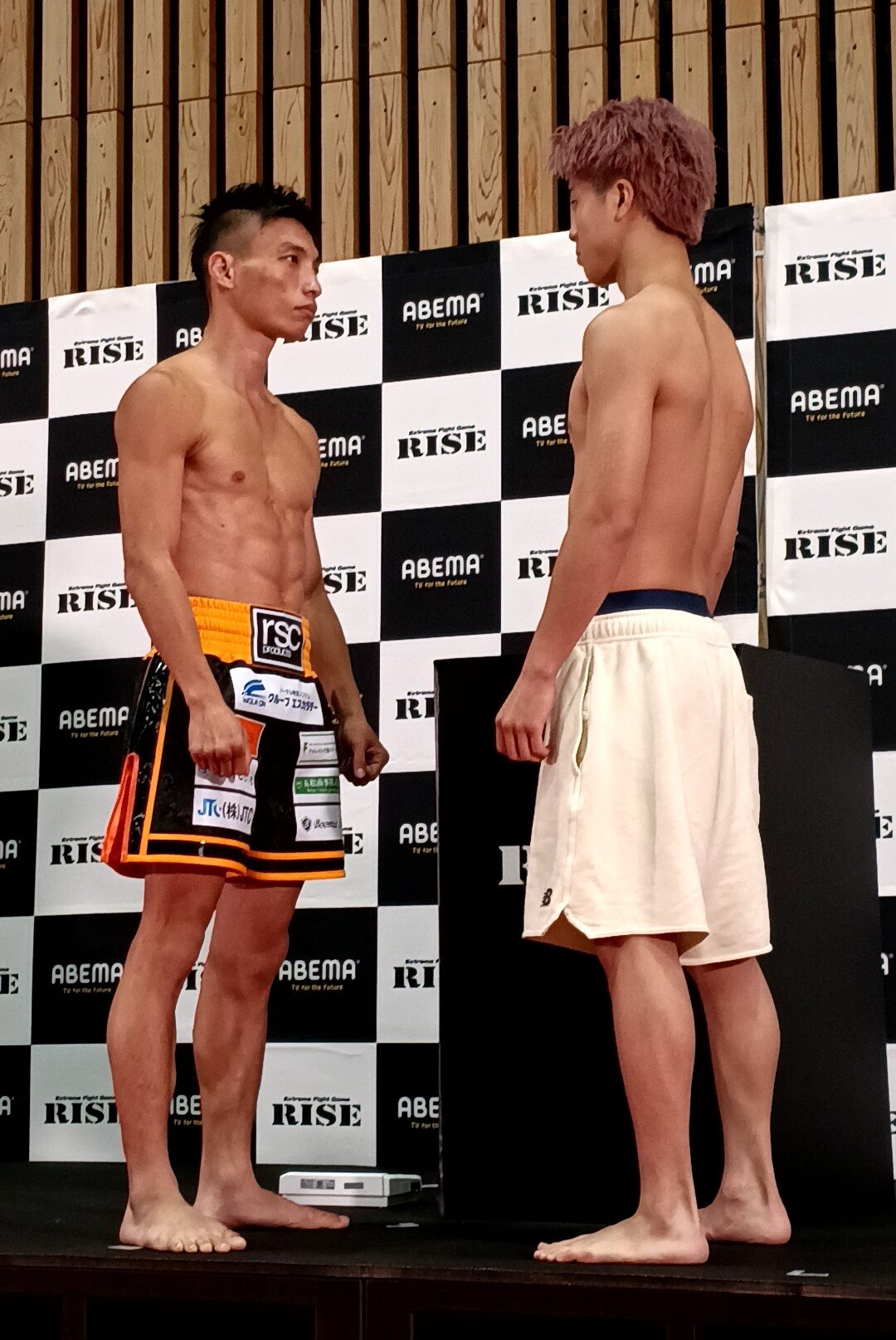 フェイスオフする大﨑一貴（左）と那須川龍心