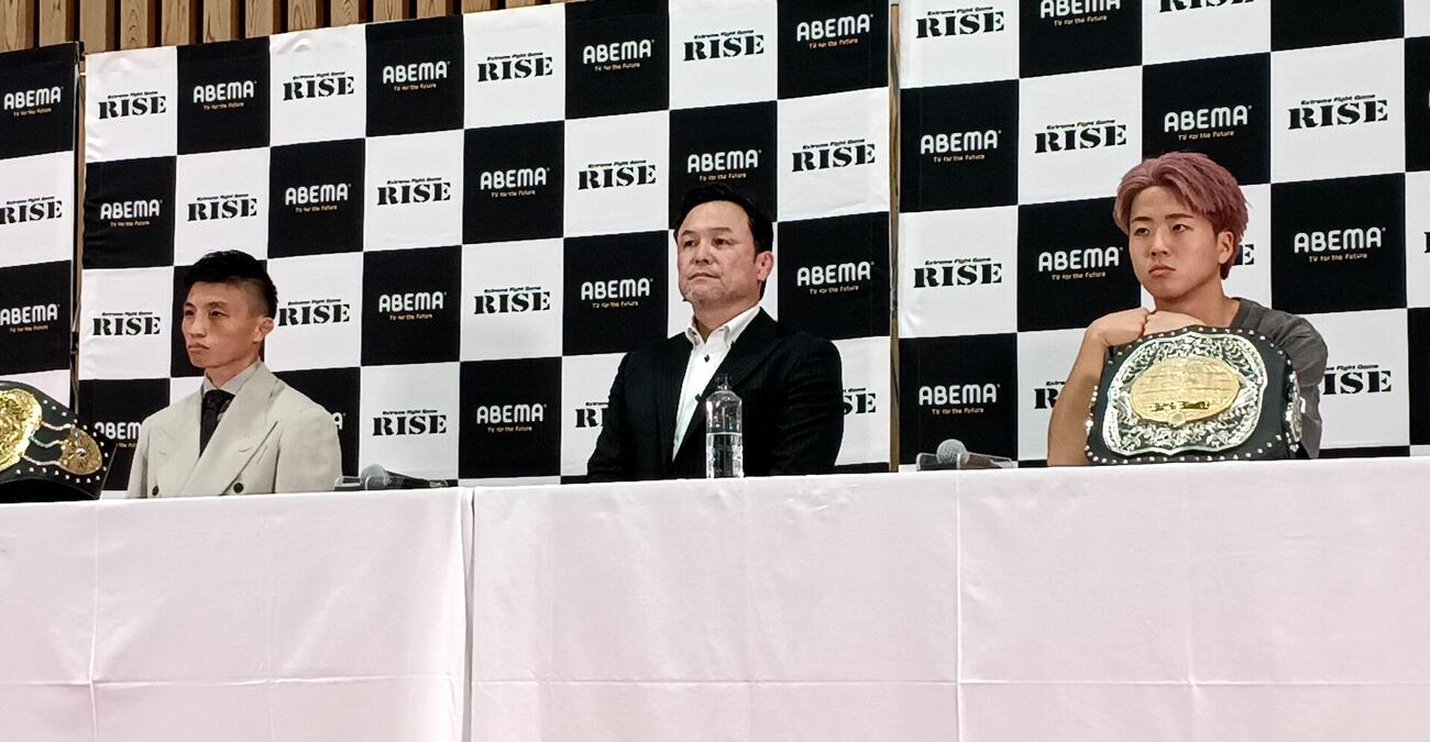 会見に臨む大﨑一貴（左）と那須川龍心（中央はRISE伊藤隆代表）