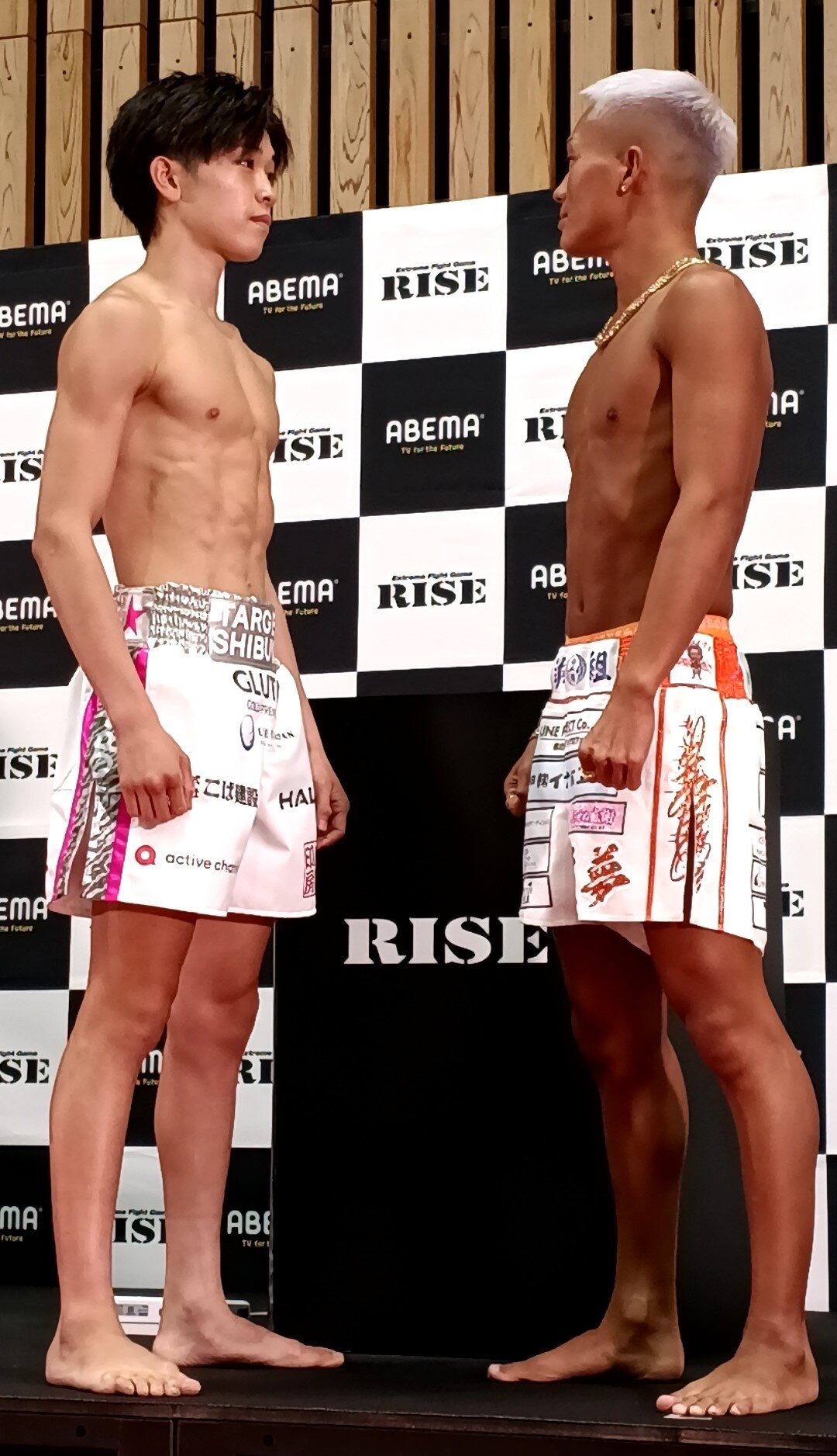 フェイスオフする松本天志（左）と塚本望夢