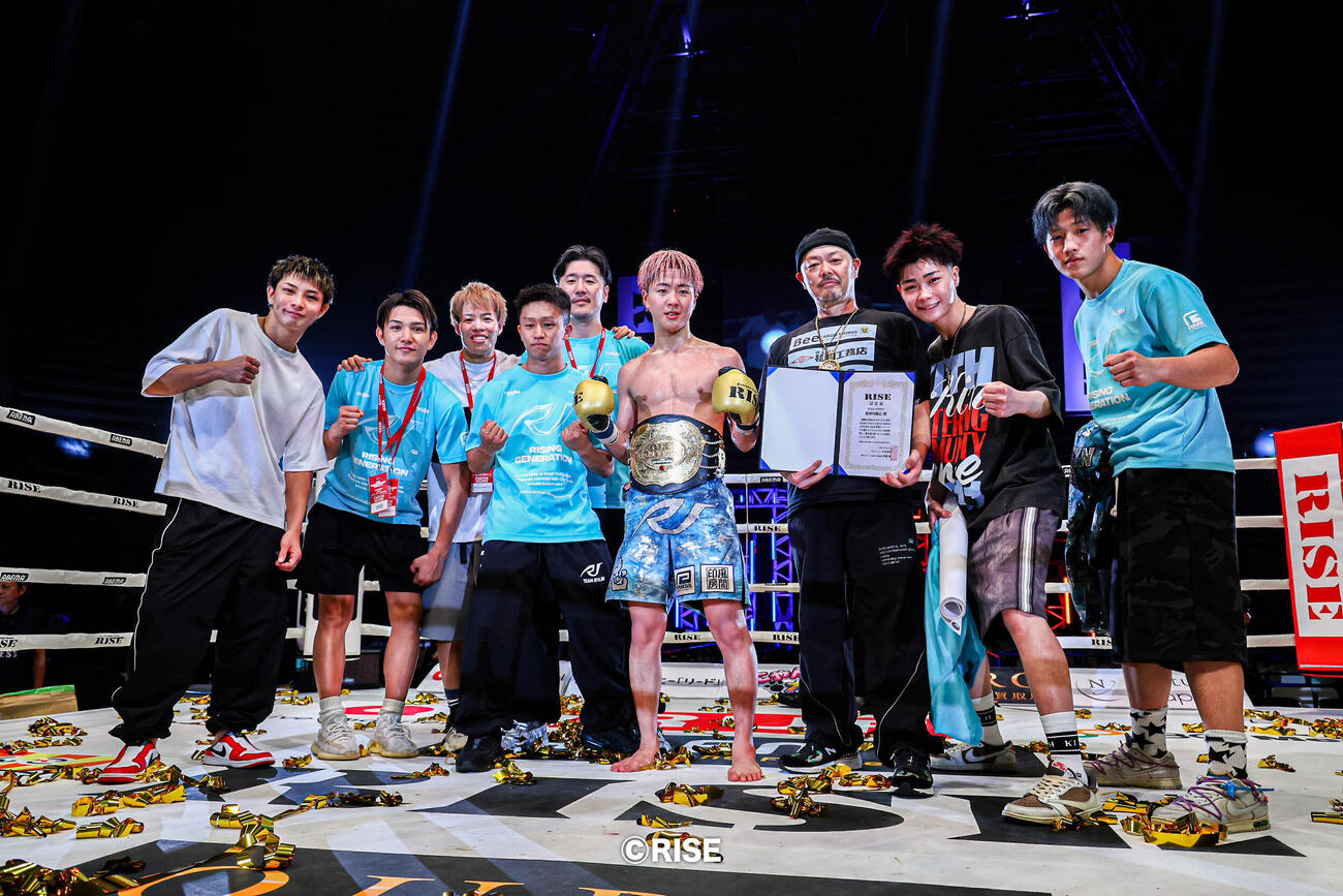 勝利した那須川龍心（右から4人目）、那須川弘幸会長（同3人目）らTEAM TEPPENの面々