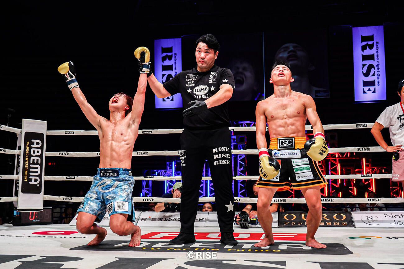 延長判定勝利が決まった瞬間の那須川龍心（左）と敗れた大﨑一貴（C）RISE
