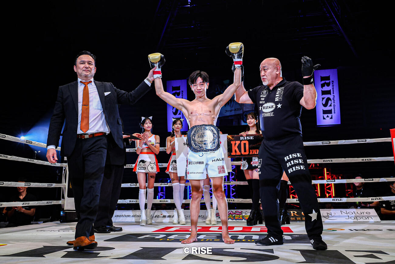 王座防衛を果たした松本天志（中央）（左は伊藤隆代表、右は和田良覚レフェリー）（C）RISE