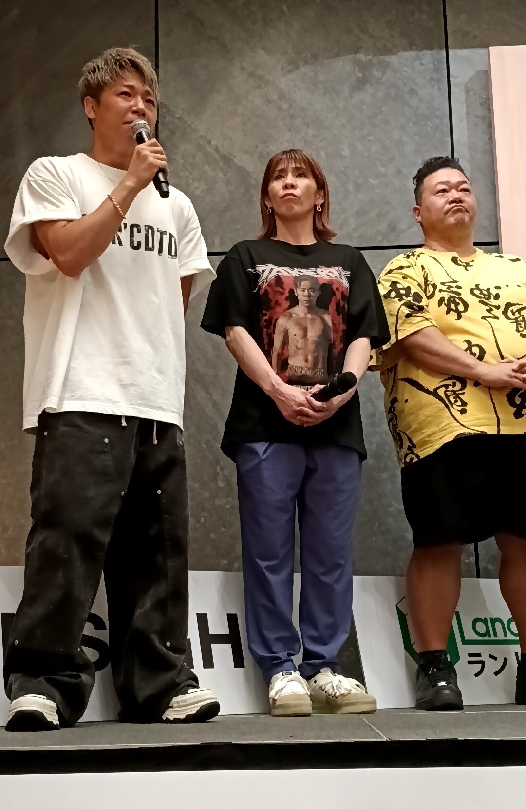 涙ぐみながら集まった人々へ感謝の言葉を述べた武尊氏。中央は吉田沙保里さん、右は豊ノ島大樹氏