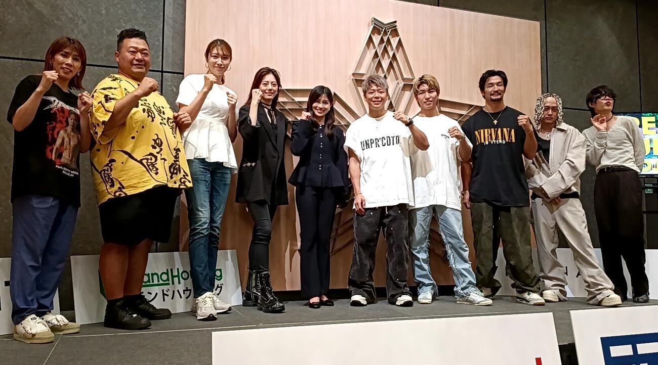 イベントに参加した、左から吉田沙保里さん、豊ノ島大樹氏、狩野舞子さん、坪井保菜美さん、土屋炎伽、武尊氏、寺田匠、松倉信太郎、Red Eye、柳田周作