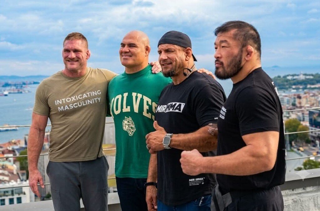 トルコ・イスタンブールで記念撮影する石井慧（右端）。左からトッド・ダフィー、ケイン・ヴェラスケス、フランク・ミアの元UFCファイターたち（石井本人提供）