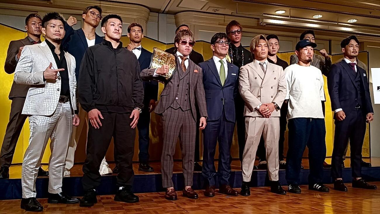 会見に出席した神龍誠（前列左から3人目）、RIZIN榊原信行CEO（同4人目）ら