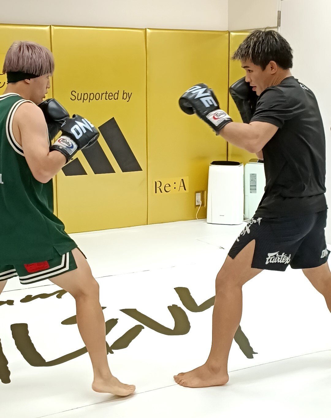 田丸辰とマススパーを行う与座優貴（右）
