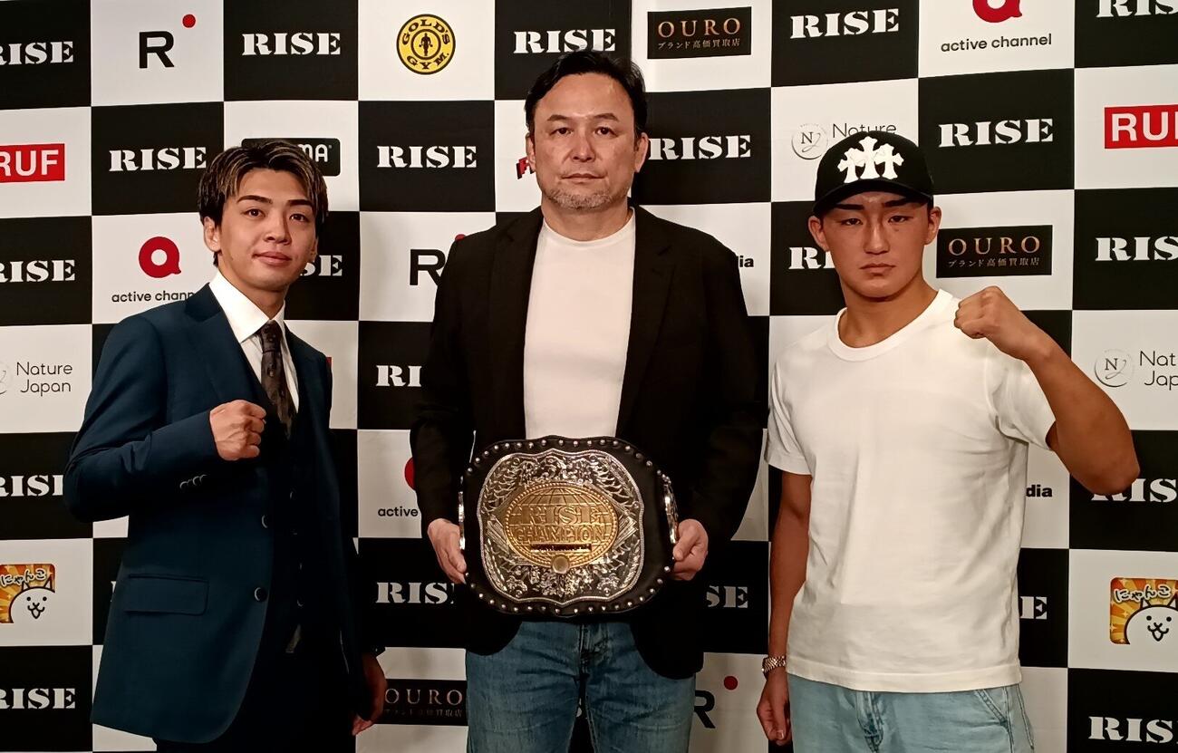 RISEスーパーフライ級王座をかけて戦う政所仁（左）と数島大陸（中央はRISE伊藤隆代表）