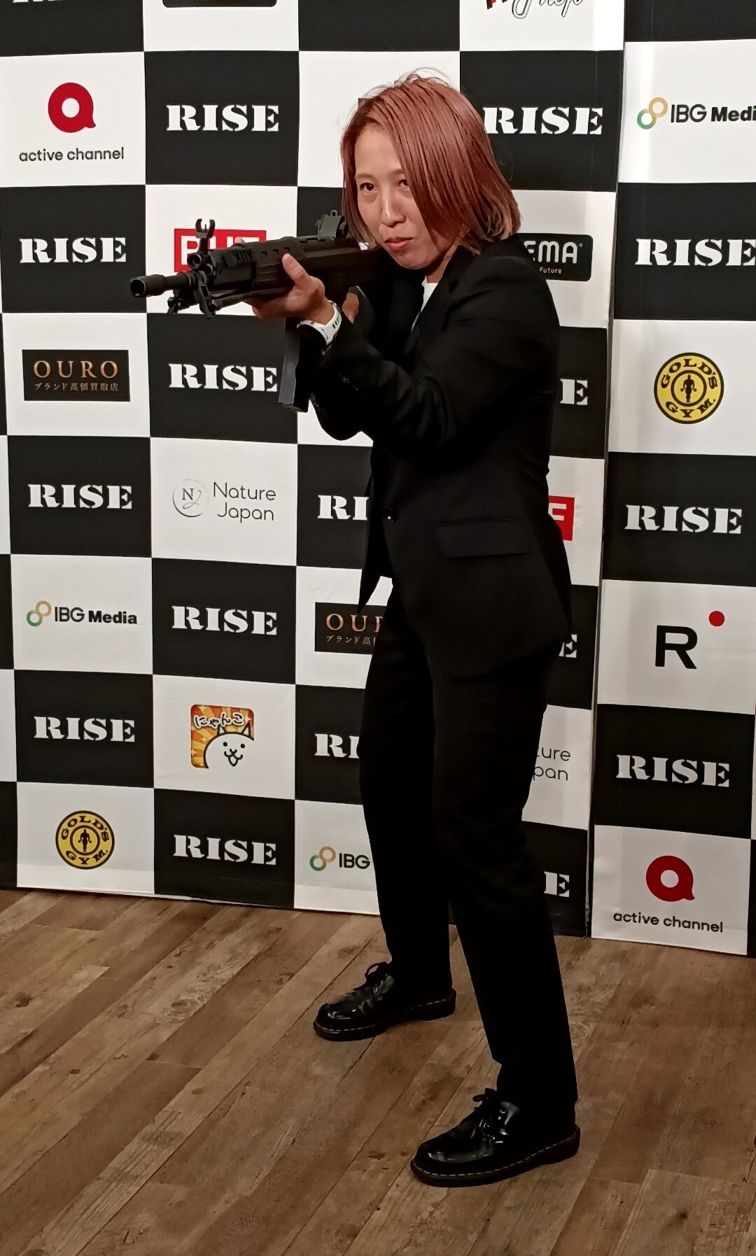 ライフルを構える島田知佳