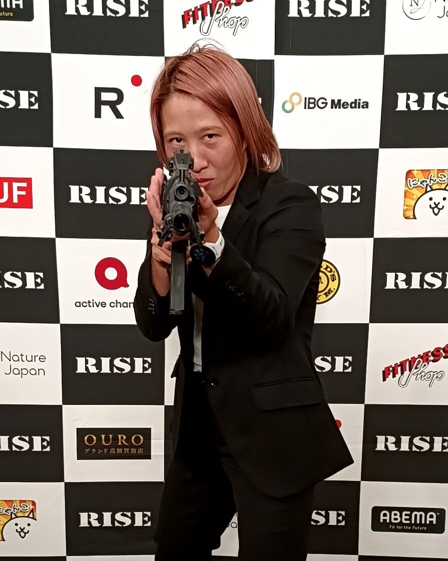 ライフルを構える島田知佳
