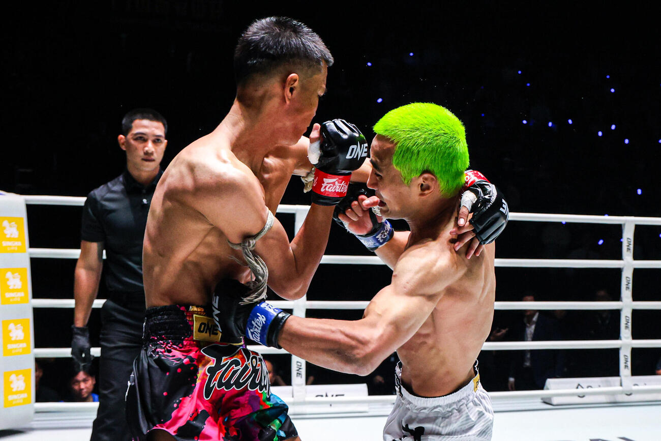加藤有吾（右）が強烈な左ボディーで1回KO勝ちした（C）ONE Championship