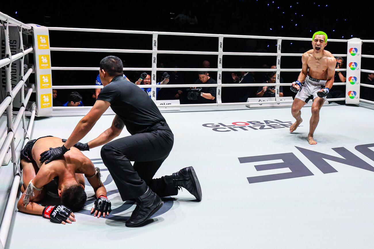 1回KO勝ちし、雄たけびを上げる加藤有吾（C）ONE Championship