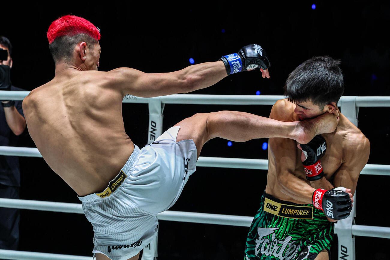右ハイキックでダウンを奪うHIROYUKI（C）ONE Championship