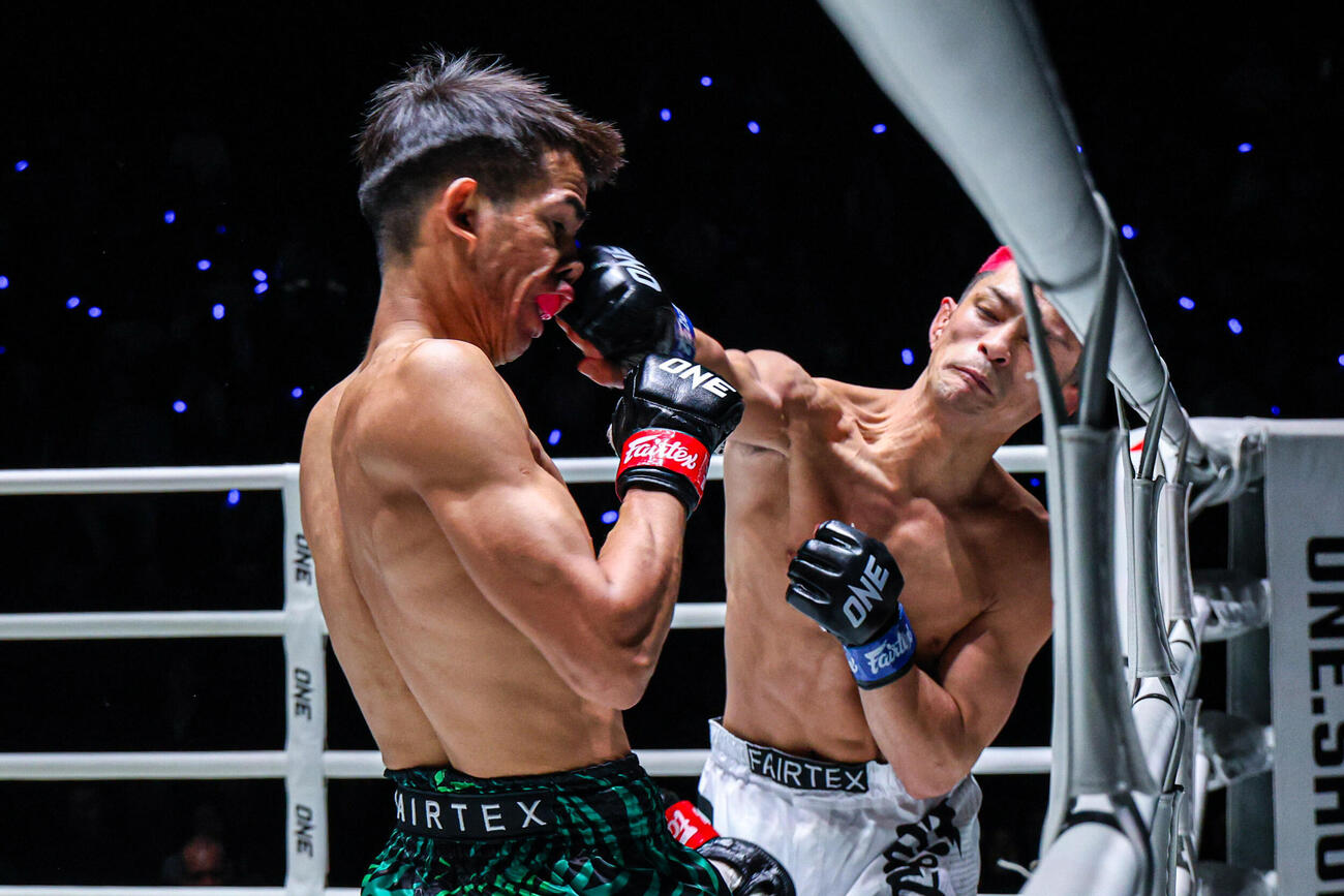 強烈な右ストレートを当てるHIROYUKI（右）（C）ONE Championship