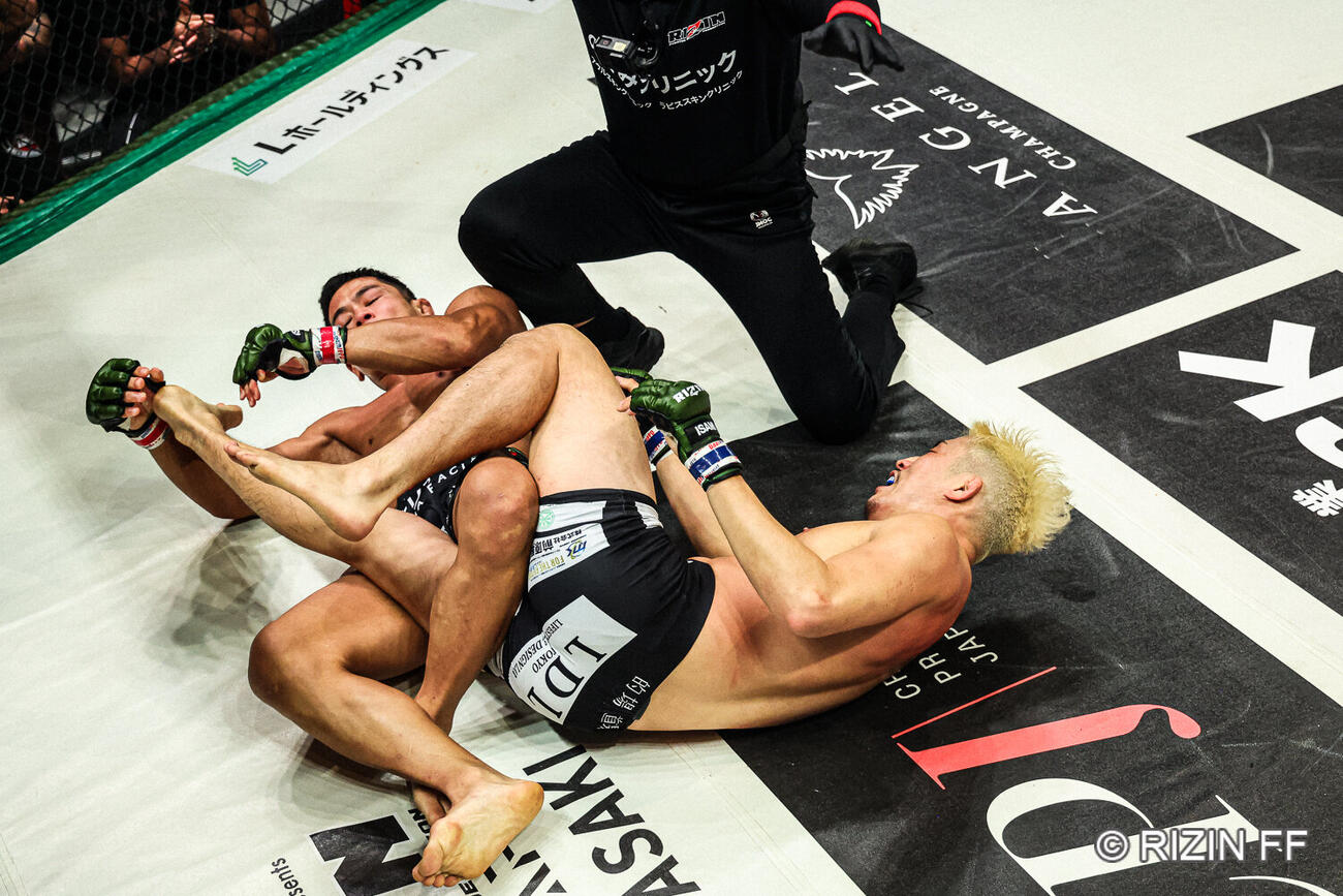 ヤマニハ（左）が山本聖悟からひざ十字固めで一本勝ちした（C）RIZIN FF