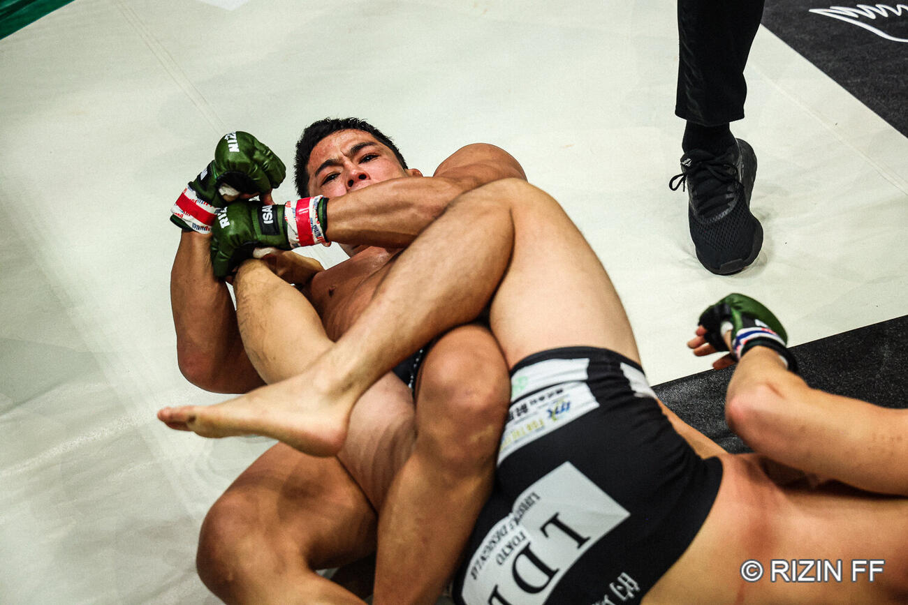 ひざ十字を極めるヤマニハ（C）RIZIN FF