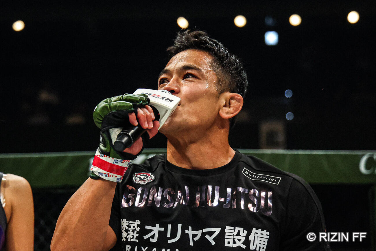 マイクアピールするヤマニハ（C）RIZIN FF