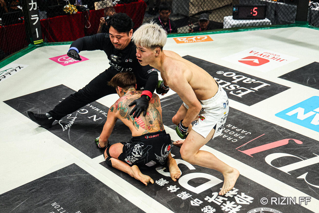 芦澤竜誠をパウンドアウトした井上聖矢（右）（C）RIZIN FF