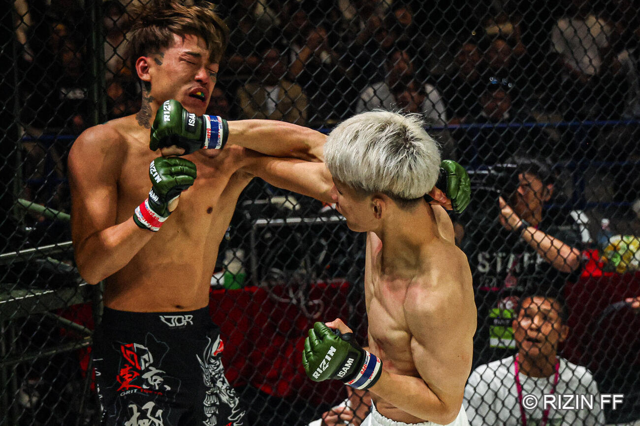 井上聖矢の打撃を浴びる芦澤竜誠（C）RIZIN FF