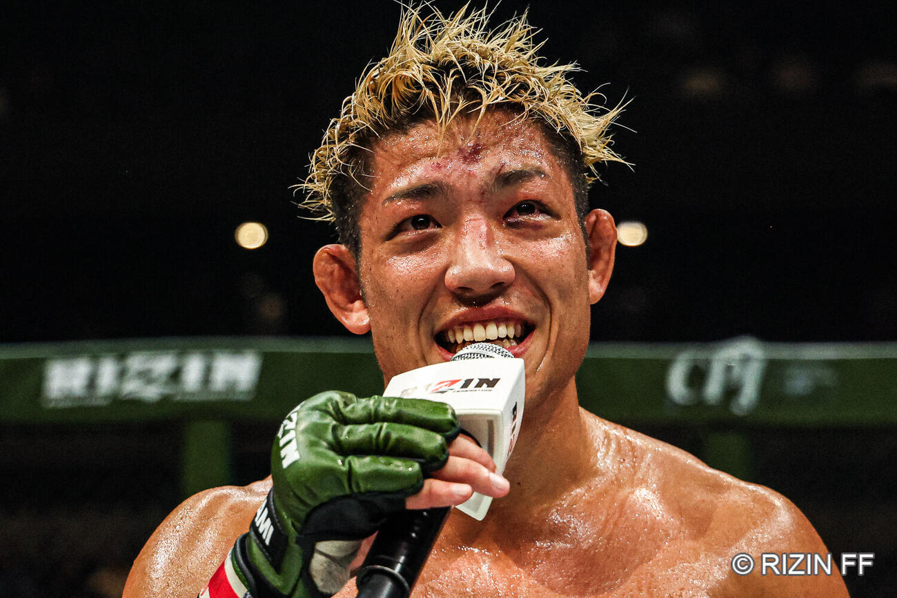 勝利後のマイクで晴れやかな表情を見せる堀江（C）RIZIN FF