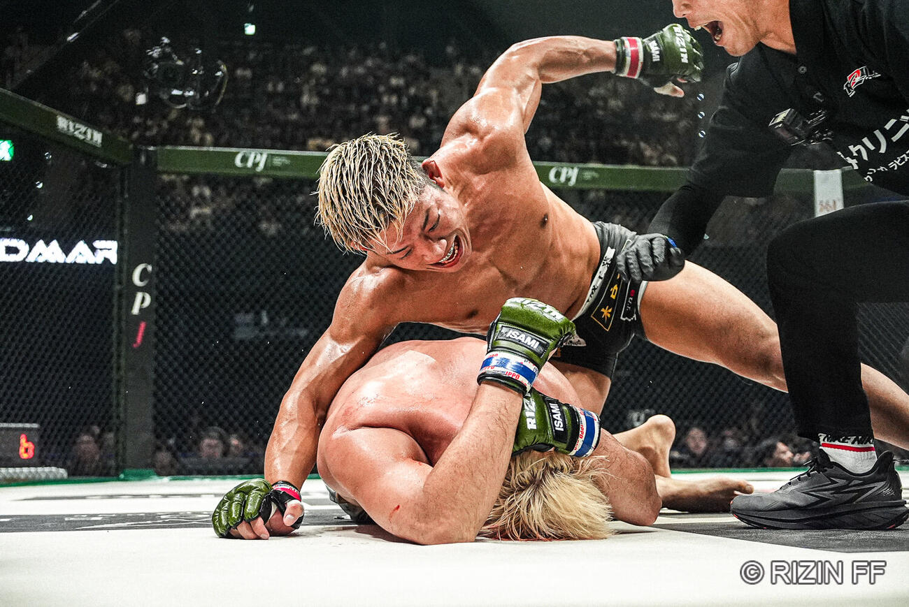 堀江は強烈なパウンドで宇佐美をKOした（C）RIZIN FF