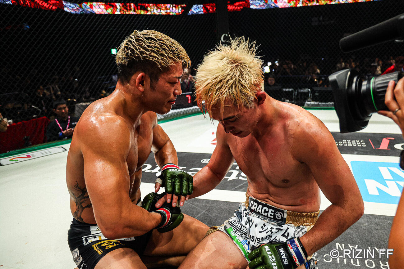 試合後は宇佐美（右）のもとに歩み寄りノーサイドの姿勢を見せた堀江（C）RIZIN FF