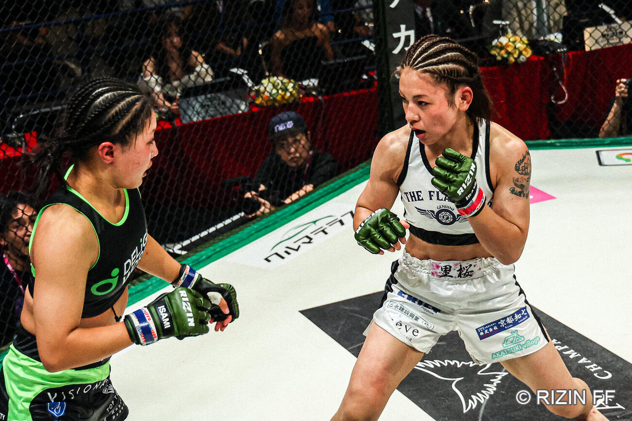 ケイト・ロータス（右）がNOELとの接戦を制した（C）RIZIN FF