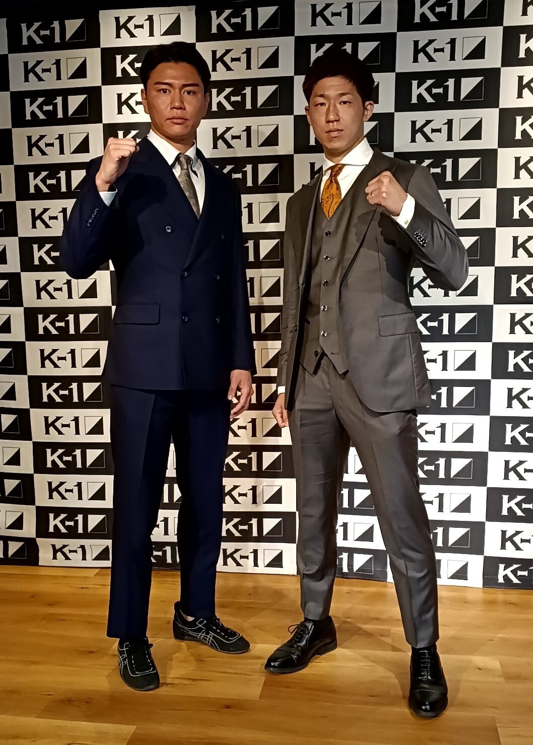 オウヤン・フェンとの対戦が決まった齋藤紘也（左）と、アラッサン・カマラと戦う稲垣柊（右）