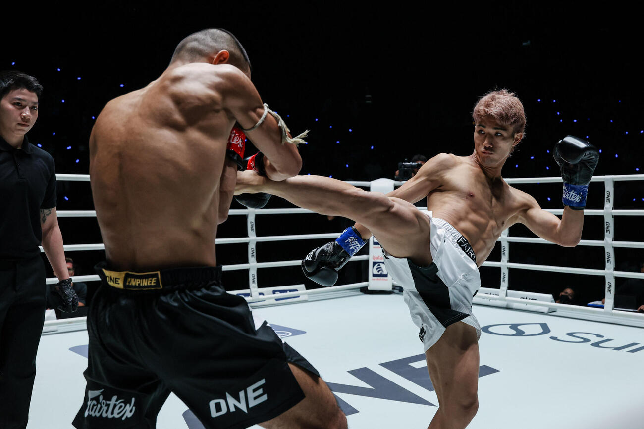 キックを放つ芝宏二郎（右）（C）ONE Championship