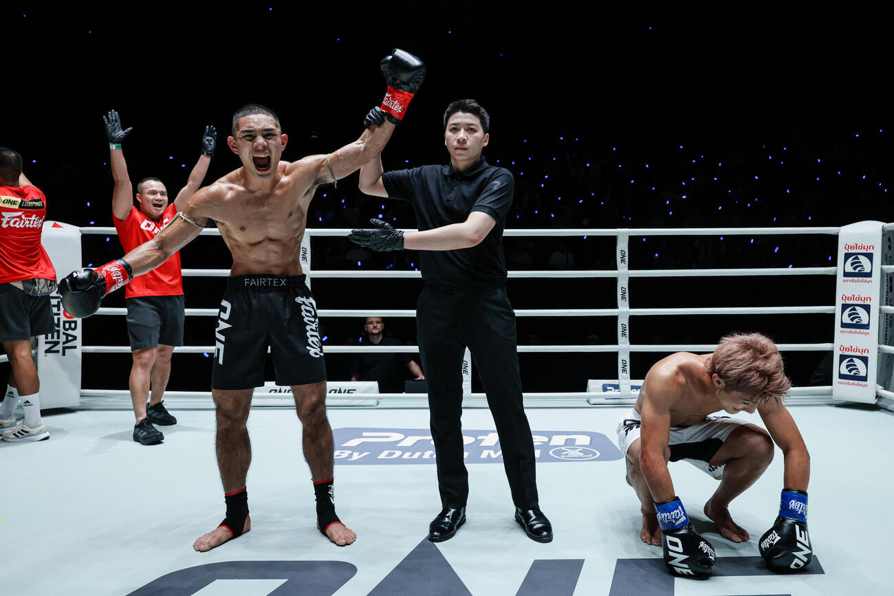 判定負けでしゃがみ込む芝宏二郎（右）（C）ONE Championship