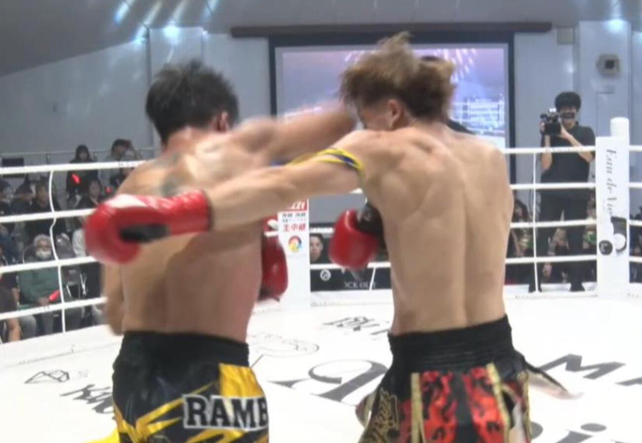 ギンペット（左）の右ひじを被弾するユリアン（KNOCK OUT公式YouTubeから）