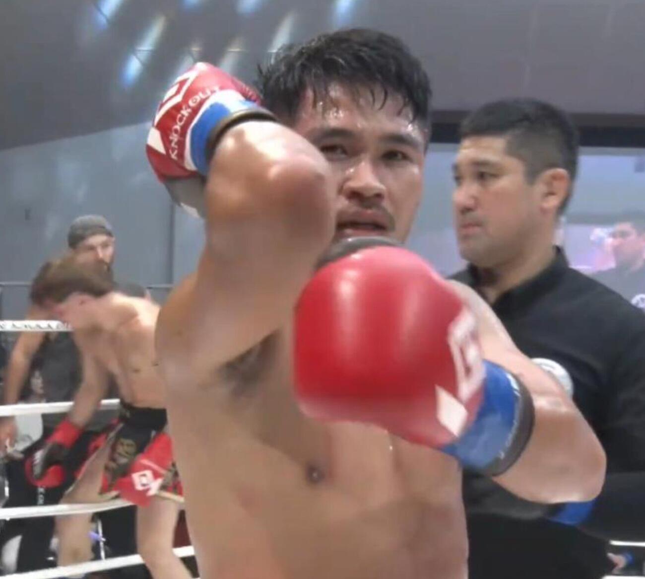 ひじをアピールするギンペット（KNOCK OUT公式YouTubeから）