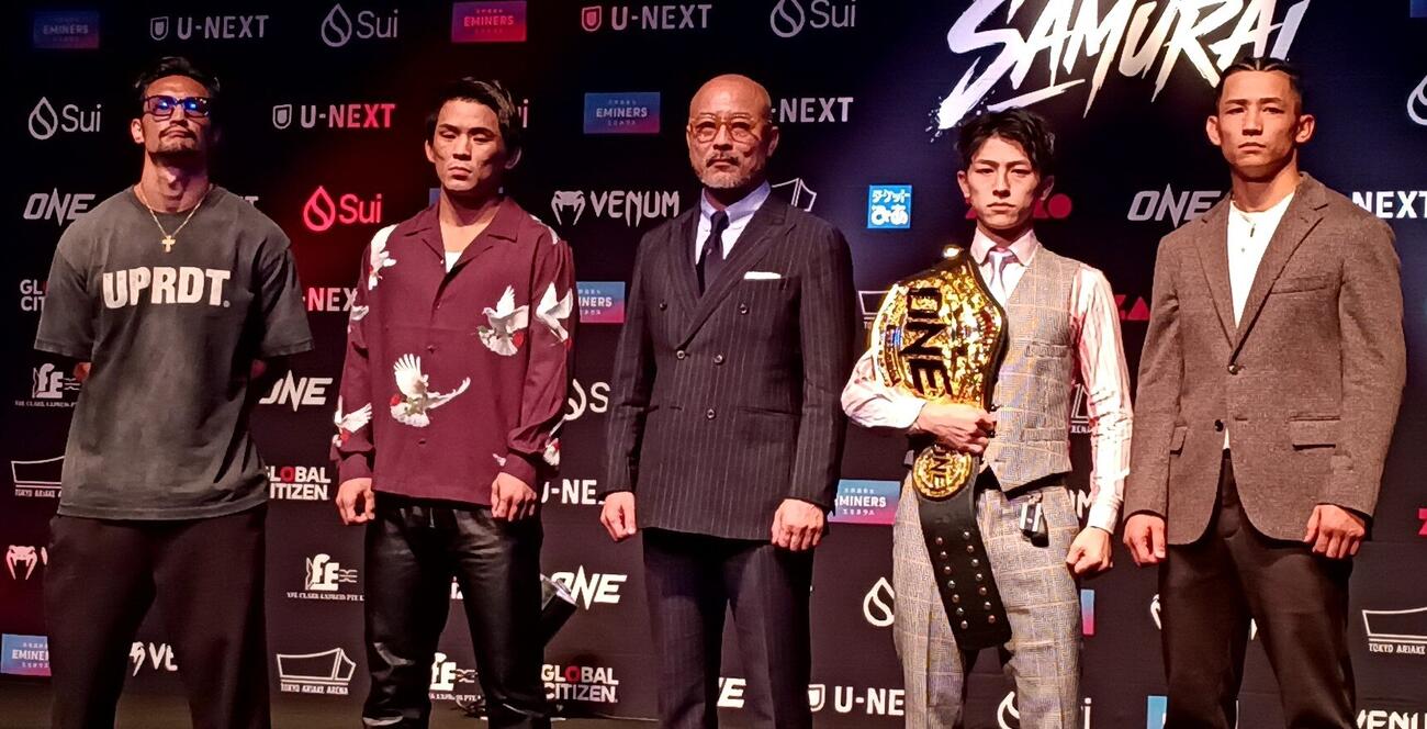 会見に出席した（左から）松倉信太郎、与座優貴、田中俊太郎ONEジャパンCEO、吉成名高、秋元皓貴