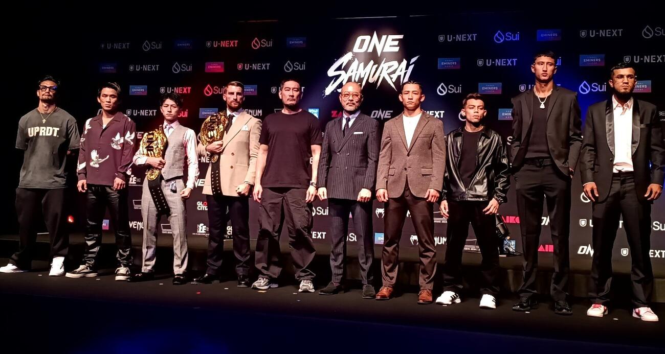 会見に出席した（左から）松倉信太郎、与座優貴、吉成名高、ジョナサン・ハガティー、チャトリCEO、田中俊太郎ONEジャパンCEO、秋元皓貴、リファディン・マスドール、ナビル・アナン、シンサムット・クリンミー