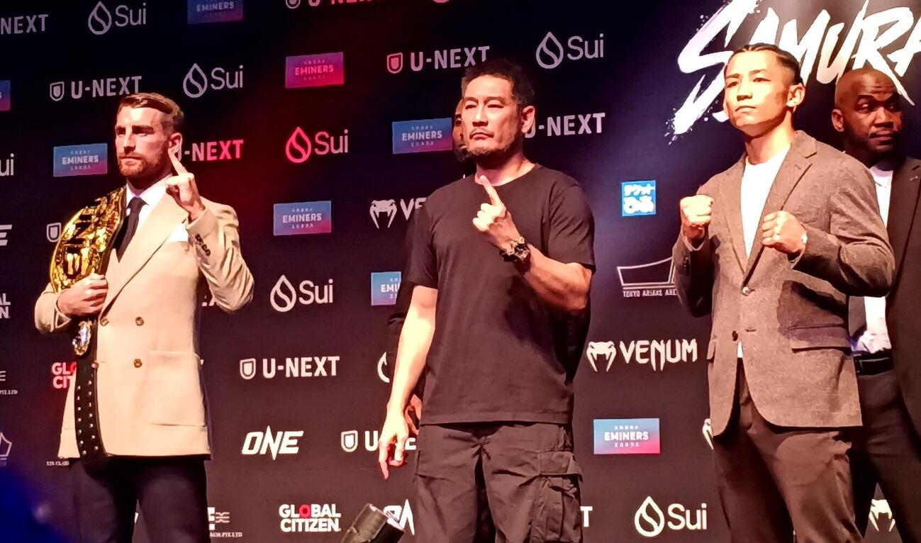 王者のジョナサン・ハガティー（左）と挑戦者の秋元皓貴（中央はチャトリCEO）