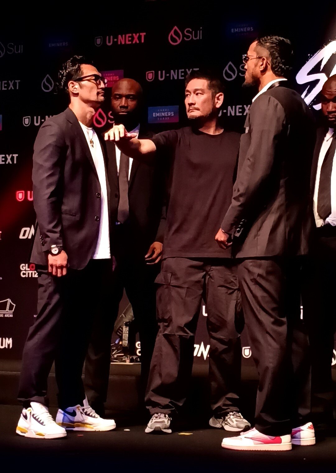 フェイスオフする松倉信太郎（左）とシンサムット・クリンミー（中央はチャトリCEO）